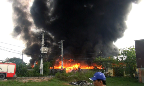 Nhà xưởng ba công ty ven Sài Gòn cháy ngùn ngụt suốt 5 giờ